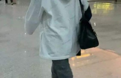 The sweatshirt + shirt has become popular (pair it with white pants for a refreshing and fashionable look)