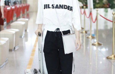 Wear the same T-shirt with long boots to show off your legged status (the sense of age is hidden in the matching)