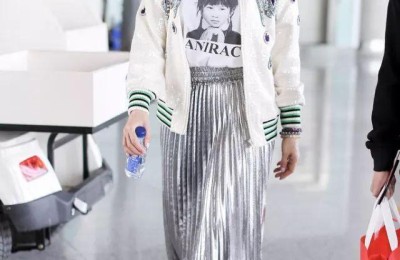 Ordinary T-shirts can also add a feminine touch (it looks too slim when paired with wide-leg pants)