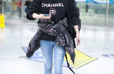 The way to wear a sweatshirt is quite unique (the wide style can show off your slender figure)