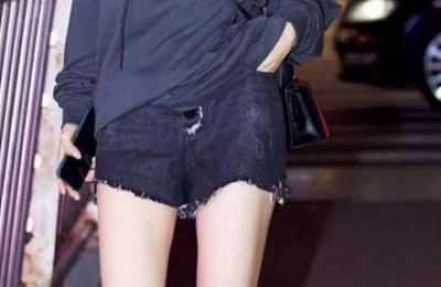 This year’s trend is to wear sweatshirts + boots (high-end fashion and good-looking, can also be worn by short people)