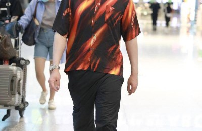 Sports pants + AJ sneakers are very trendy (passionate about graphic T-shirts)