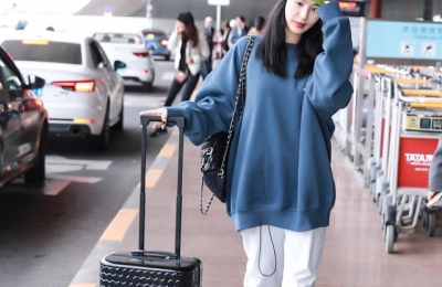 The sweatshirt is easy to wear and looks girly (you can’t hide it even with a good figure, it’s so classy)
