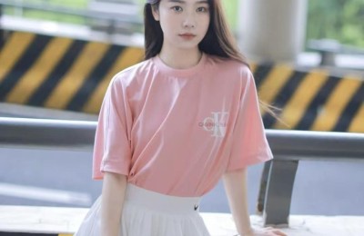 What color bottoms should go with a pink T-shirt (matching in summer will make you look sweeter and reduce your age)