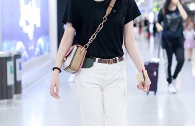 How to tuck a short-sleeved T-shirt into pants and look good (loose white pants and a T-shirt are simple, comfortable and elegant)