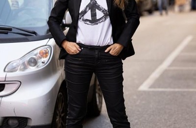 Which T-shirt is cool to wear? (They look so handsome when they wear it like this, and their class looks a lot higher)