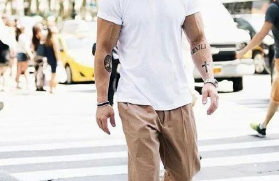 Khaki pants + white T-shirts are a must-have in summer (wearing according to these matching ideas will greatly reduce the chance of being tripped)