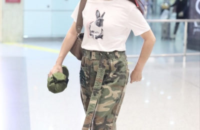 A T-shirt paired with trousers is simple and relaxed (you don’t look old even without makeup)