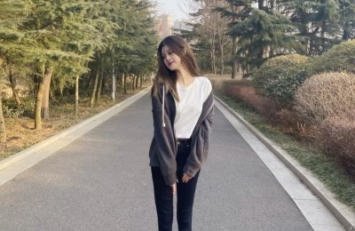 What pants look good with a sweatshirt (a short sweatshirt paired with tapered pants is casual and fashionable)