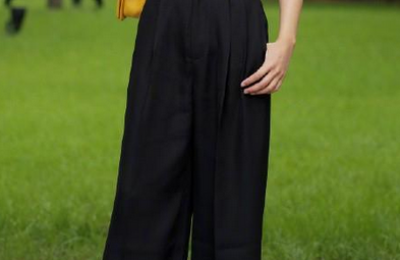 The fashionable way to wear in early autumn is T-shirt + wide-leg pants (simple, fashionable and still looks tall, it looks good no matter how you wear it)