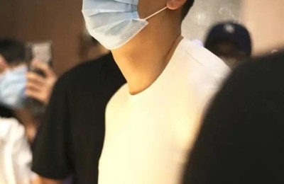 Big boy style short hair + T-shirt (full of sunshine and charm, so cute)