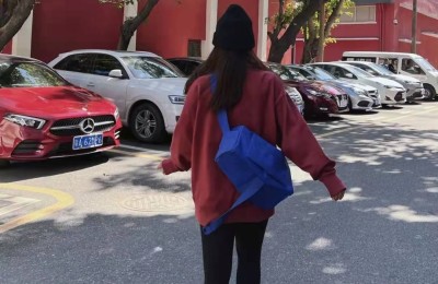 How to match a red sweatshirt to look good (a set with a strong Spring Festival atmosphere)