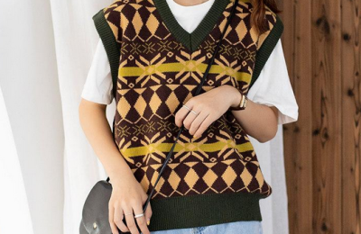 It’s enough to prepare these three knitted vests for early autumn (it’s fashionable and age-reducing when paired with a T-shirt)