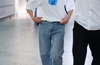 You can check out more of Zhou Shen’s outfits (white T + jeans look fresh and handsome)