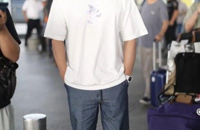 The T-shirt looks fashionable and elegant (you can wear it like this perfectly)