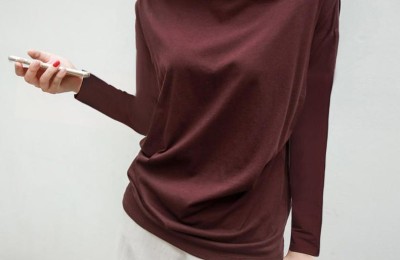 Which T-shirt is suitable for base layer (a beautiful base T-shirt outlines the delicate face contour)