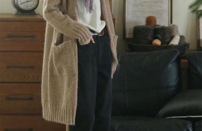 What pants should go with a tight sweatshirt? (Imitate how they dress elegantly and beautifully)