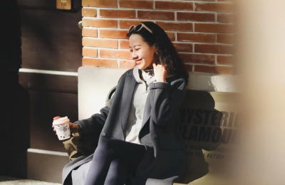 Do yoga pants look good with a sweatshirt (a must-have for high-end fashionistas who look slim with a sweatshirt and coat)