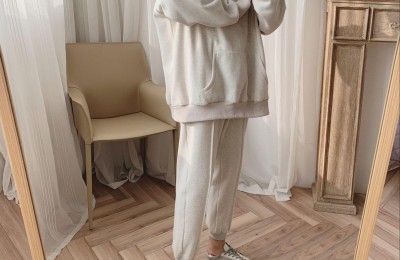 Which color of sweatshirt looks good (basic color sweatshirt is a classic item)