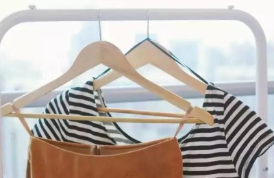 How to hang a T-shirt on your shoulders without deforming it (have you made all these little secrets on your clothes)