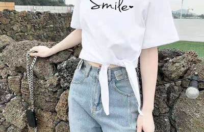 How to knot a T-shirt to look good (even if a T-shirt is knotted like this and it doesn’t look good)