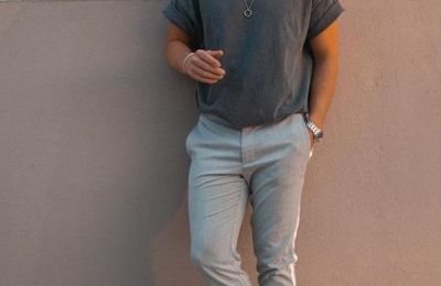 What color T-shirt goes with gray pants for men? (What color top goes with gray pants in summer)