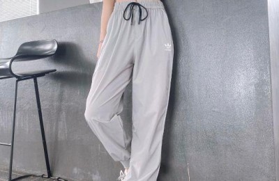 Should T-shirts be tucked into the belt? (New way to show off the charm of your waistline)