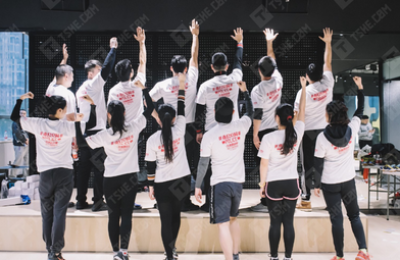How to choose fabrics for cultural shirts (how to customize clothing for corporate team building activities)