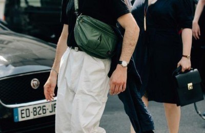 Choose a large or small T-shirt (remember not to wear T-shirts in summer otherwise they will be greasy and look old)