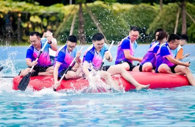 What kind of clothes should be worn for team building (whether it is better to choose POLO shirts or T-shirts for corporate summer custom-made group clothing)
