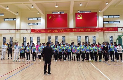 What kind of clothes are better for team building (what kind of group clothes do young people like)