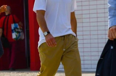 How to match khaki pants + white T (worn according to these matching ideas to greatly reduce the chance of being tripped)