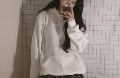 What are the ways to wear sweatshirts (you are the master of these outfits)