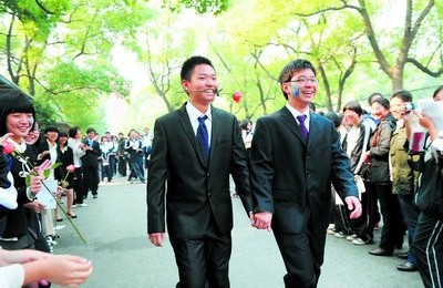 Customized business attire for middle school campus self-produced clear-cut drama spoofing “Shunzhi Meets Xia Yuhe”