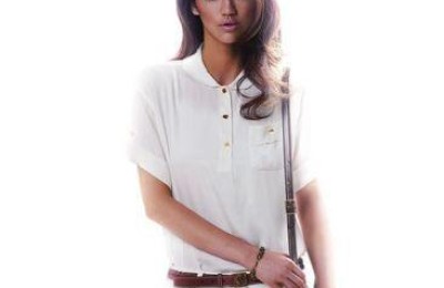 How do urban white-collar workers choose professional attire after get off work? Pair a shirt with jeans to look youthful