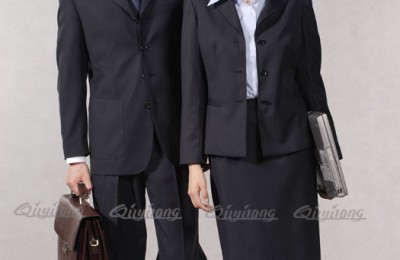 The charm of professional attire for men in the workplace. Customized professional attire in the autumn mood. Customized suits.