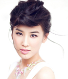 Huang Shengyi is so charming with clear nude makeup