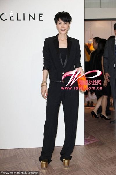 Faye Wong's suit-style jumpsuit is paired with thick-soled shoes, which is smart yet fashionable