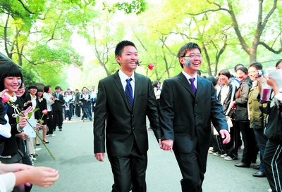 The students of the Model United Nations (model of the Separatist Association) do not talk about the world with a straight face. Look, the Model United Nations members wearing formal clothes and holding flowers are unbearable.  So handsome.