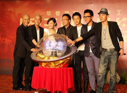 Yu Zheng attends the Emperor's Banquet and wears brand-name men's tailor-made outfits