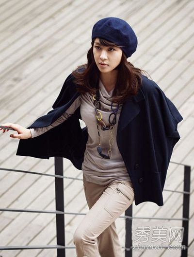 Ha Ji-won is dressed up in autumn clothes.  Showing femininity