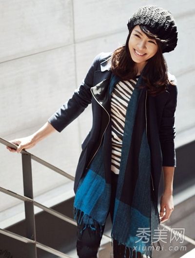 Ha Ji-won is dressed up in autumn clothes.  Showing femininity