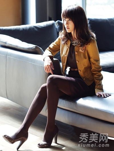 Ha Ji-won is dressed up in autumn clothes.  Showing femininity