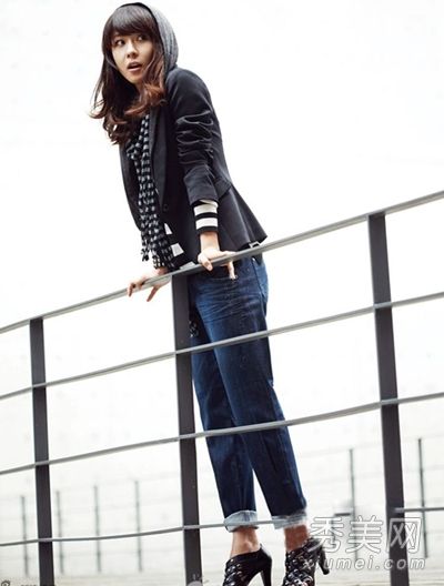 Ha Ji-won is dressed up in autumn clothes.  Showing femininity