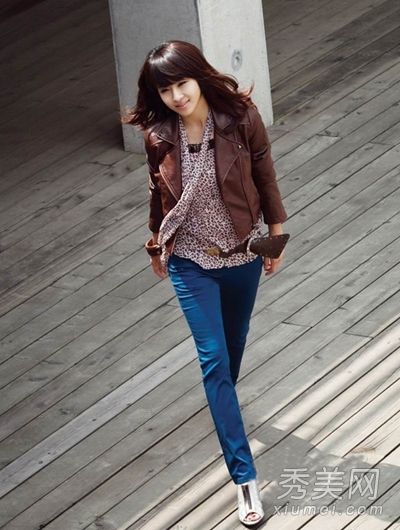 Ha Ji-won is dressed up in autumn clothes.  Showing femininity