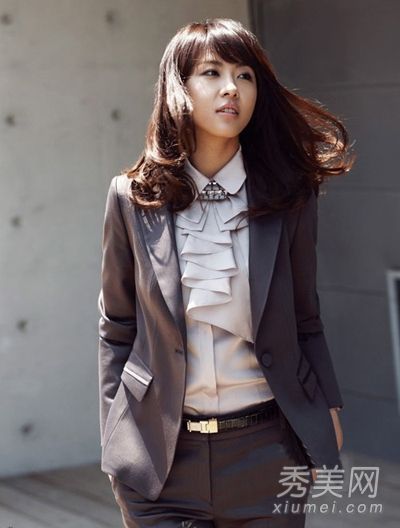 Ha Ji-won is dressed up in autumn clothes.  Showing femininity