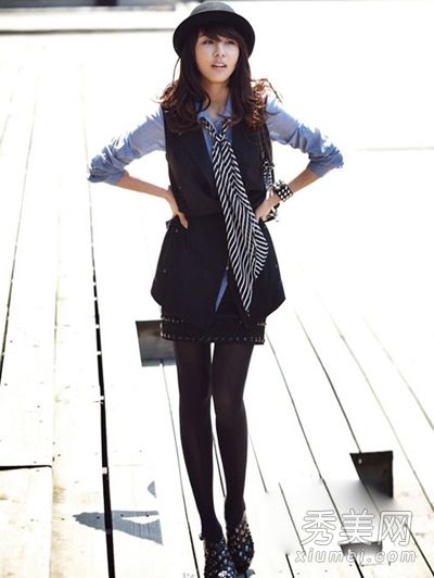 Ha Ji-won is dressed up in autumn clothes.  Showing femininity