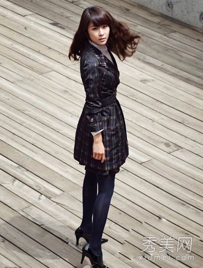 Ha Ji-won is dressed up in autumn clothes.  Showing femininity