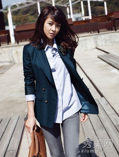 Ha Ji-won is dressed up in autumn clothes.  Showing femininity