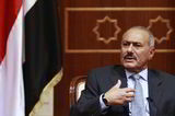 The President of Yemen, who loves suits, always wears a black suit wherever he goes. The straight suit and stern expression give  There is a sense of inviolability and solemnity that makes people afraid to approach. Judging from all the photos of Saleh that have been publicly released so far, almost all of them are wearing suits.